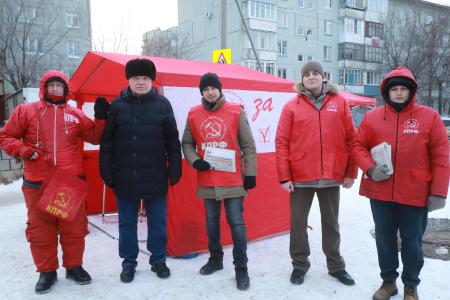 В Омске «красные палатки» продолжают свою работу в поддержку Народного референдума КПРФ