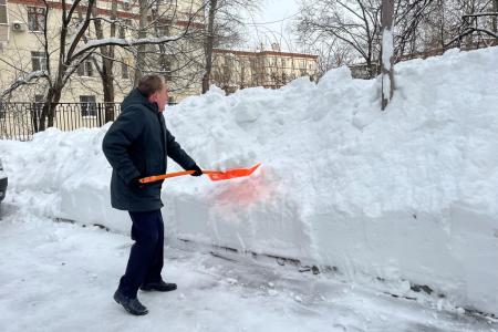 В подмосковном Обкоме прошел субботник по уборке территории от снегопада