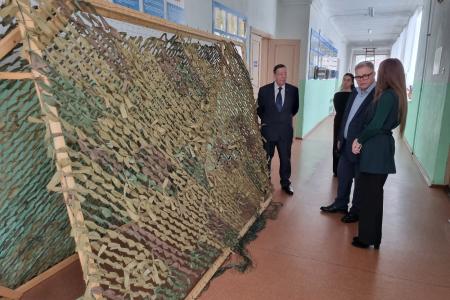 Московская область. Педагоги учебного центра микрорайона Ожерелье поблагодарили руководителя фракции КПРФ Александра Наумова за помощь