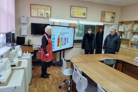 Педагоги Коробчеевской школы в Коломне поблагодарили руководителя фракции КПРФ Александра Наумова за помощь учреждению