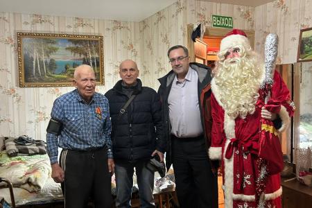 По поручению руководителя фракции КПРФ в Мособлдуме Александра Наумова поздравили детей и ветеранов в Ступино с Новым годом