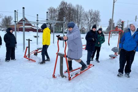 Жители села Мещерино поблагодарили руководителя фракции КПРФ в Мособлдуме Александра Наумова за спортивную площадку
