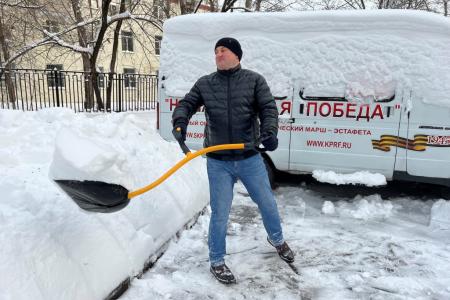 В подмосковном Обкоме прошел субботник по уборке территории от снегопада