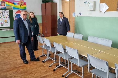 Московская область. Педагоги учебного центра микрорайона Ожерелье поблагодарили руководителя фракции КПРФ Александра Наумова за помощь