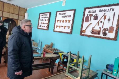 Педагоги Коробчеевской школы в Коломне поблагодарили руководителя фракции КПРФ Александра Наумова за помощь учреждению