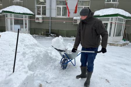 В подмосковном Обкоме прошел субботник по уборке территории от снегопада