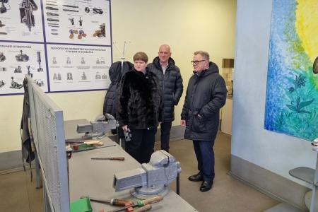 Педагоги Коробчеевской школы в Коломне поблагодарили руководителя фракции КПРФ Александра Наумова за помощь учреждению