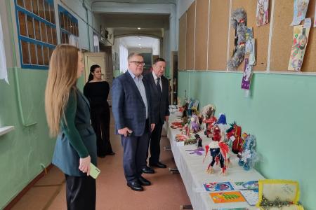 Московская область. Педагоги учебного центра микрорайона Ожерелье поблагодарили руководителя фракции КПРФ Александра Наумова за помощь