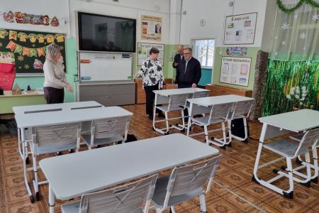 Педагоги Коробчеевской школы в Коломне поблагодарили руководителя фракции КПРФ Александра Наумова за помощь учреждению