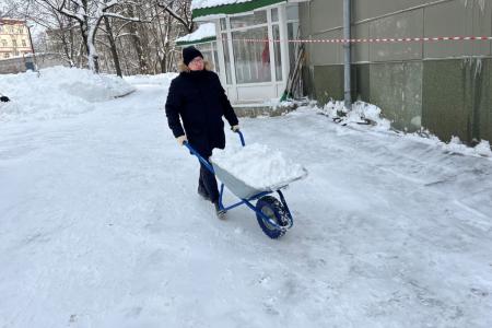 В подмосковном Обкоме прошел субботник по уборке территории от снегопада