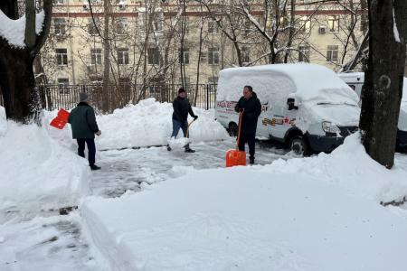 В подмосковном Обкоме прошел субботник по уборке территории от снегопада