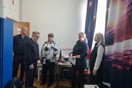 Педагоги Коробчеевской школы в Коломне поблагодарили руководителя фракции КПРФ Александра Наумова за помощь учреждению