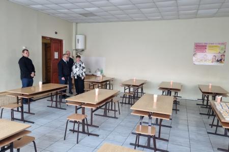 Педагоги Коробчеевской школы в Коломне поблагодарили руководителя фракции КПРФ Александра Наумова за помощь учреждению