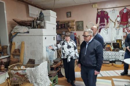 Педагоги Коробчеевской школы в Коломне поблагодарили руководителя фракции КПРФ Александра Наумова за помощь учреждению