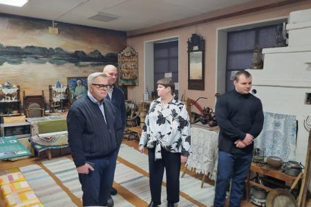 Педагоги Коробчеевской школы в Коломне поблагодарили руководителя фракции КПРФ Александра Наумова за помощь учреждению