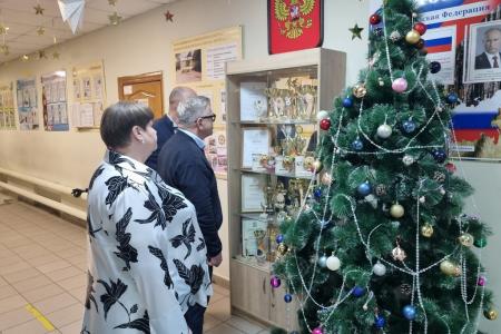 Педагоги Коробчеевской школы в Коломне поблагодарили руководителя фракции КПРФ Александра Наумова за помощь учреждению
