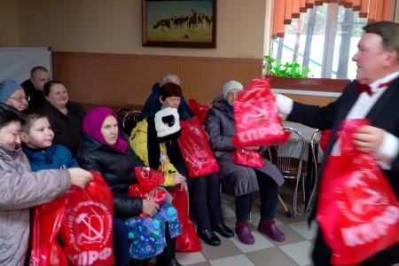 Н.Н. Иванов провел в пункте временного размещения вынужденных переселенцев праздничный концерт «Старые песни о главном»