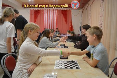 Активистки Свердловского отделения «Надежда России» продолжают новогодний марафон добра