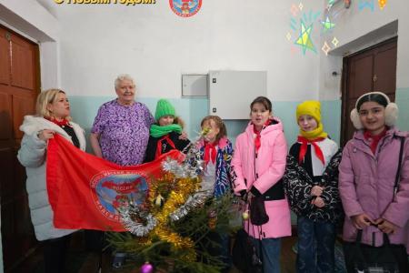 Активистки Свердловского отделения «Надежда России» продолжают новогодний марафон добра