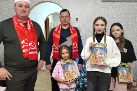 В новогодние праздники коммунисты из Нижегородского отделения КПРФ подарили более тысячи подарков детям по всей области