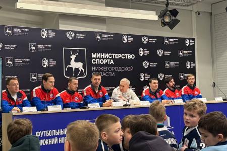 Команда «Нижегородец-КПРФ» встретилась со сборной России по хоккею с мячом