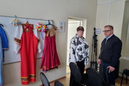 Педагоги Коробчеевской школы в Коломне поблагодарили руководителя фракции КПРФ Александра Наумова за помощь учреждению