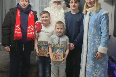 В новогодние праздники коммунисты из Нижегородского отделения КПРФ подарили более тысячи подарков детям по всей области