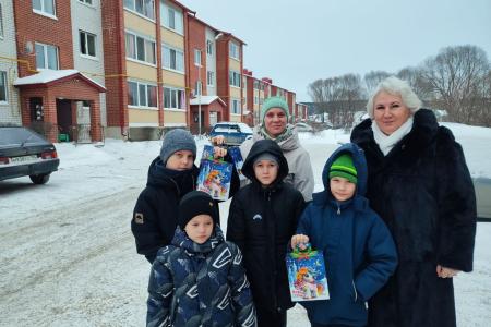 Активистки Свердловского отделения «Надежда России» продолжают новогодний марафон добра