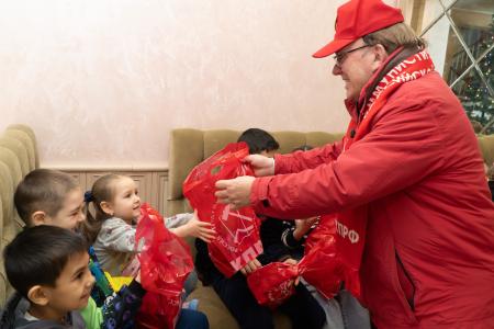 Н.Н. Иванов посетил ПВР, где размещаются дети из приграничных регионов, и вручил сладкие подарки