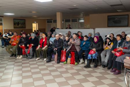 Н.Н. Иванов провел в пункте временного размещения вынужденных переселенцев праздничный концерт «Старые песни о главном»