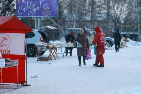 "Красная палатка" в Омске продолжает работу