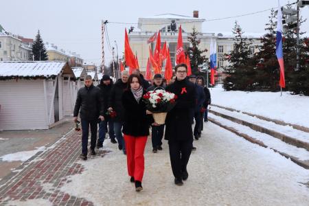 В Орле возложили цветы к памятнику Владимиру Ильичу Ленину