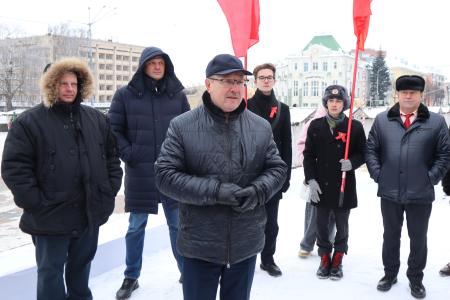 В Орле возложили цветы к памятнику Владимиру Ильичу Ленину