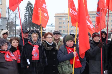 В Орле возложили цветы к памятнику Владимиру Ильичу Ленину