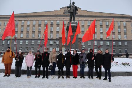 В Орле возложили цветы к памятнику Владимиру Ильичу Ленину