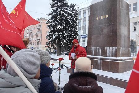 Ивановские коммунисты возложили цветы к памятнику Ленину в 102-ю годовщину его памяти