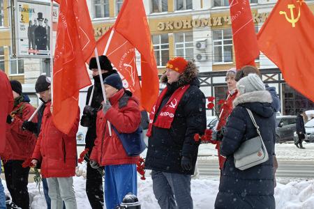 Ивановские коммунисты возложили цветы к памятнику Ленину в 102-ю годовщину его памяти