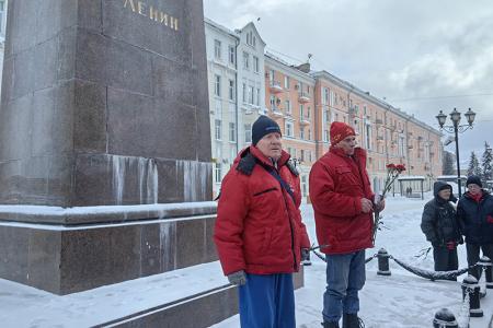 Ивановские коммунисты возложили цветы к памятнику Ленину в 102-ю годовщину его памяти