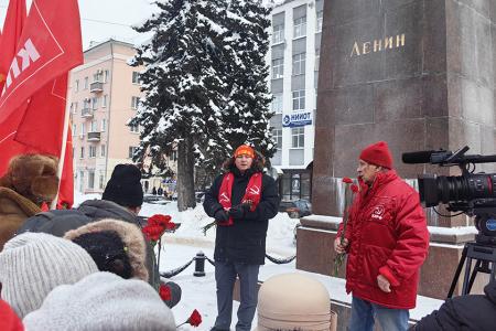 Ивановские коммунисты возложили цветы к памятнику Ленину в 102-ю годовщину его памяти
