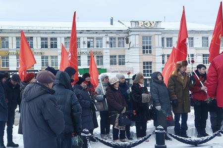 Ивановские коммунисты возложили цветы к памятнику Ленину в 102-ю годовщину его памяти