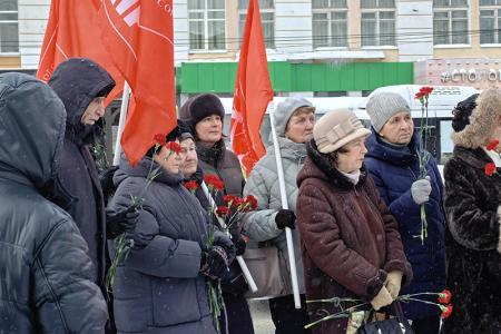 Ивановские коммунисты возложили цветы к памятнику Ленину в 102-ю годовщину его памяти