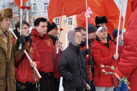 Ивановские коммунисты возложили цветы к памятнику Ленину в 102-ю годовщину его памяти