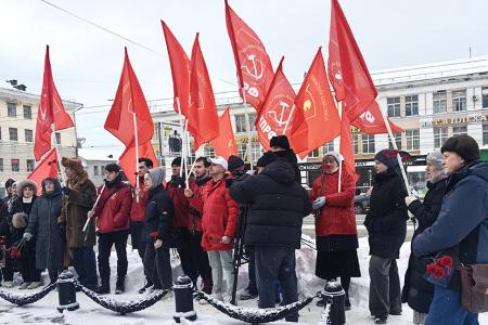 Ивановские коммунисты возложили цветы к памятнику Ленину в 102-ю годовщину его памяти