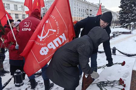 Ивановские коммунисты возложили цветы к памятнику Ленину в 102-ю годовщину его памяти