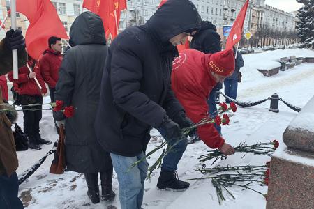 Ивановские коммунисты возложили цветы к памятнику Ленину в 102-ю годовщину его памяти
