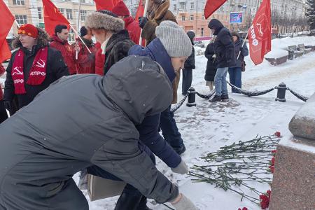 Ивановские коммунисты возложили цветы к памятнику Ленину в 102-ю годовщину его памяти