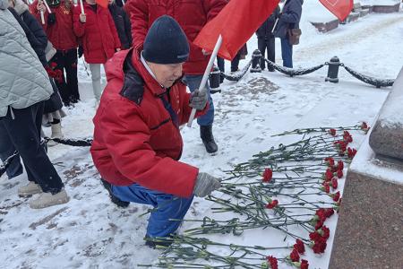 Ивановские коммунисты возложили цветы к памятнику Ленину в 102-ю годовщину его памяти