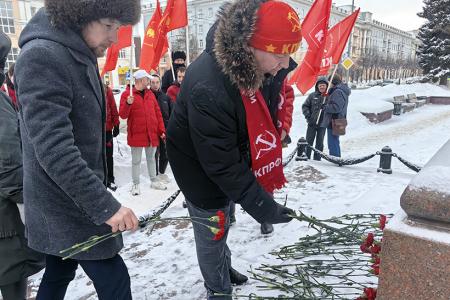 Ивановские коммунисты возложили цветы к памятнику Ленину в 102-ю годовщину его памяти