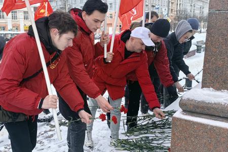 Ивановские коммунисты возложили цветы к памятнику Ленину в 102-ю годовщину его памяти