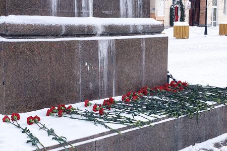 Ивановские коммунисты возложили цветы к памятнику Ленину в 102-ю годовщину его памяти